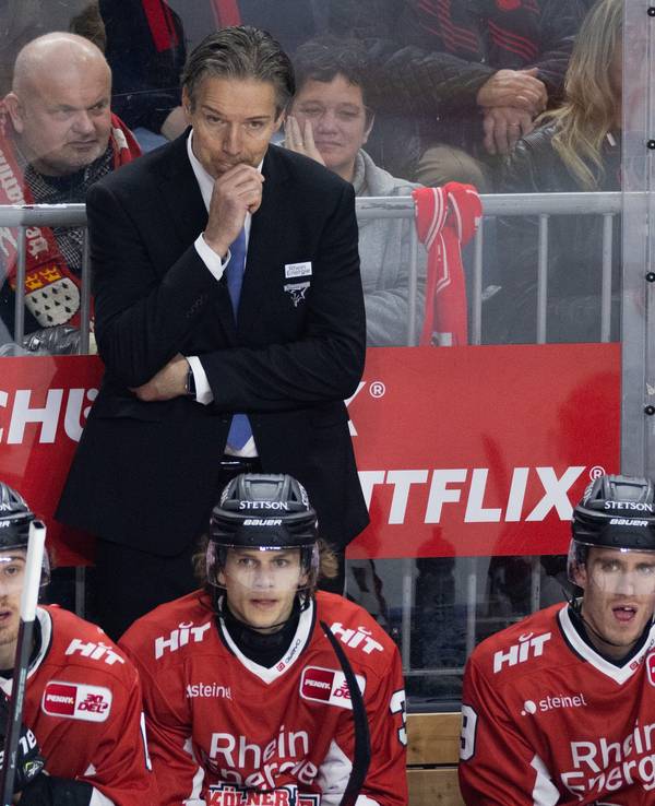 Eishockey: DEL - Kölner Haie gegen Adler Mannheim in der Lanxess Arena. Blick auf die Bank des KEC.