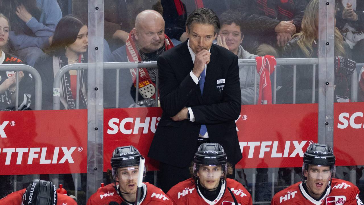 Eishockey: DEL - Kölner Haie gegen Adler Mannheim in der Lanxess Arena. Blick auf die Bank des KEC.