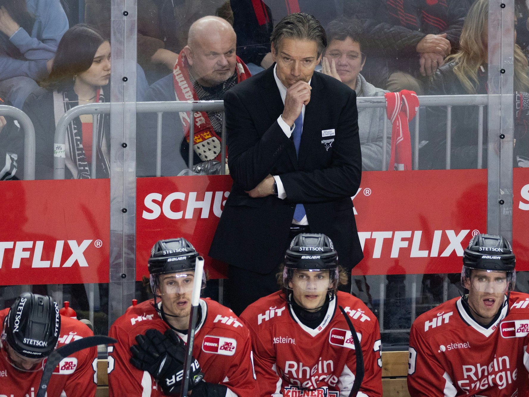 Eishockey: DEL - Kölner Haie gegen Adler Mannheim in der Lanxess Arena. Blick auf die Bank des KEC.