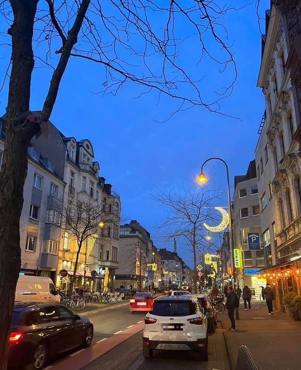Die Venloer Straße ist in Köln am 9. März 2024 zum muslimischen Fastenmonat beleuchtet worden.