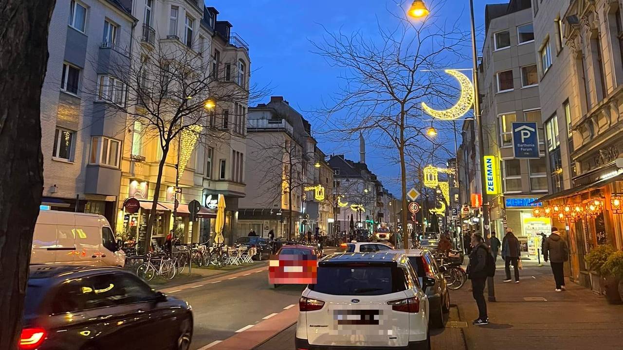 Die Venloer Straße ist in Köln am 9. März 2024 zum muslimischen Fastenmonat beleuchtet worden.