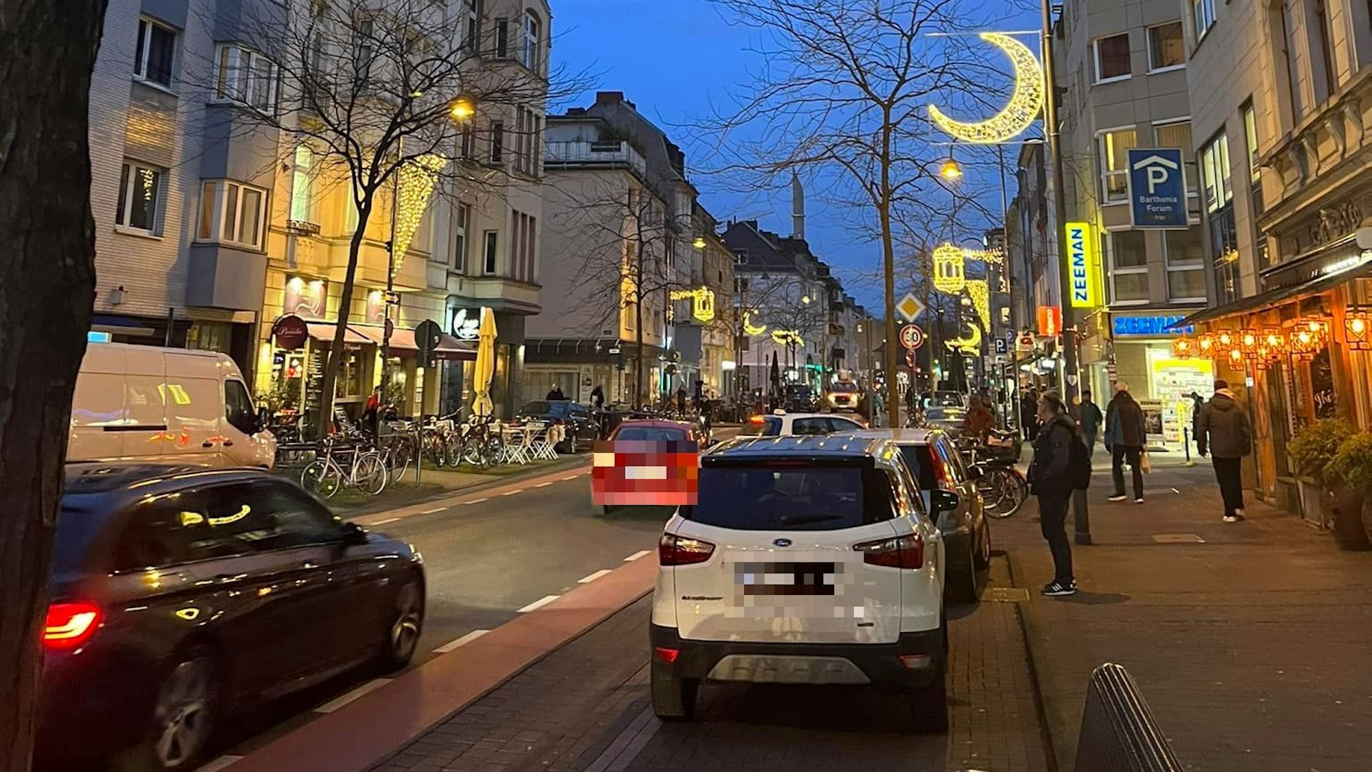 Die Venloer Straße in Köln ist zum muslimischen Fastenmonat beleuchtet worden.