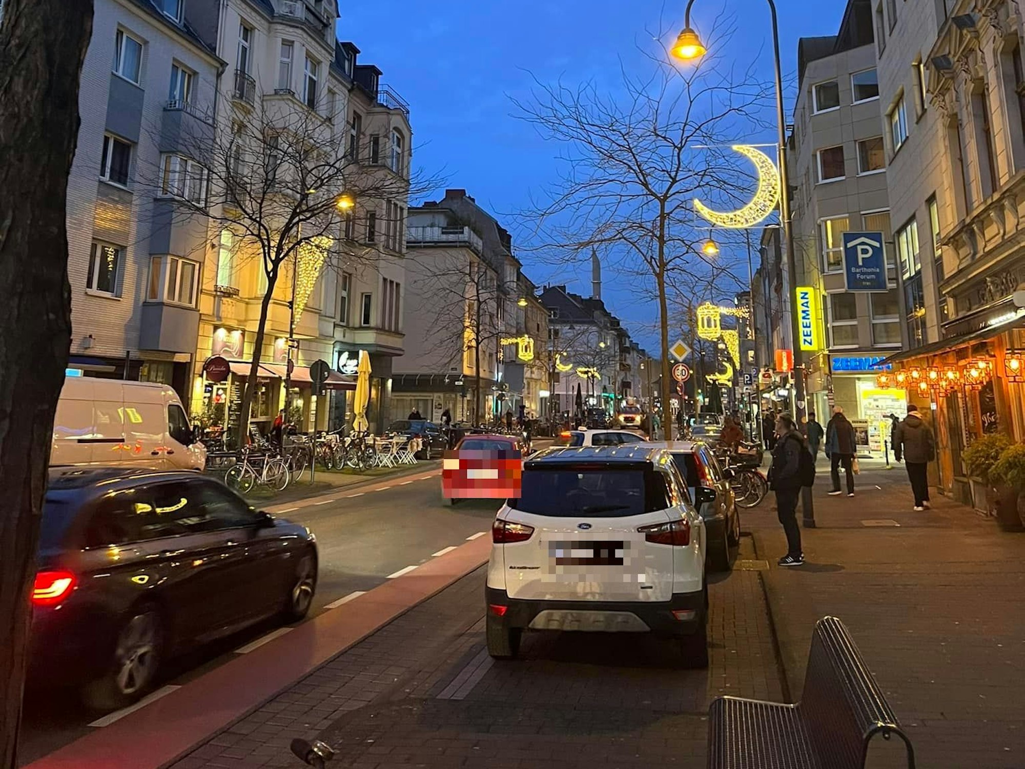 Die Venloer Straße ist in Köln am 9. März 2024 zum muslimischen Fastenmonat beleuchtet worden.