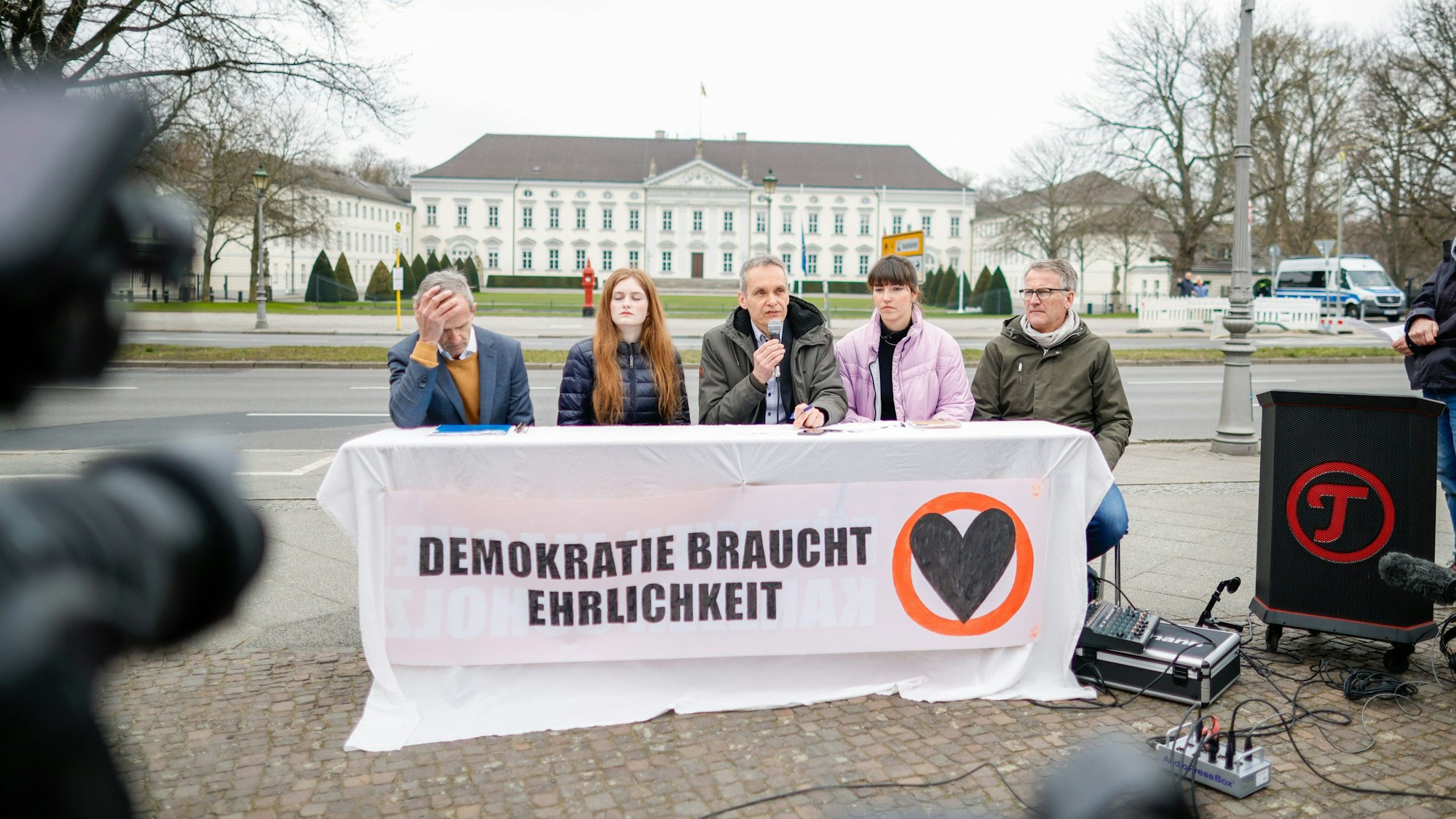 Fünf Menschen bei einer Pressekonferenz vor dem Schloss Bellevue.