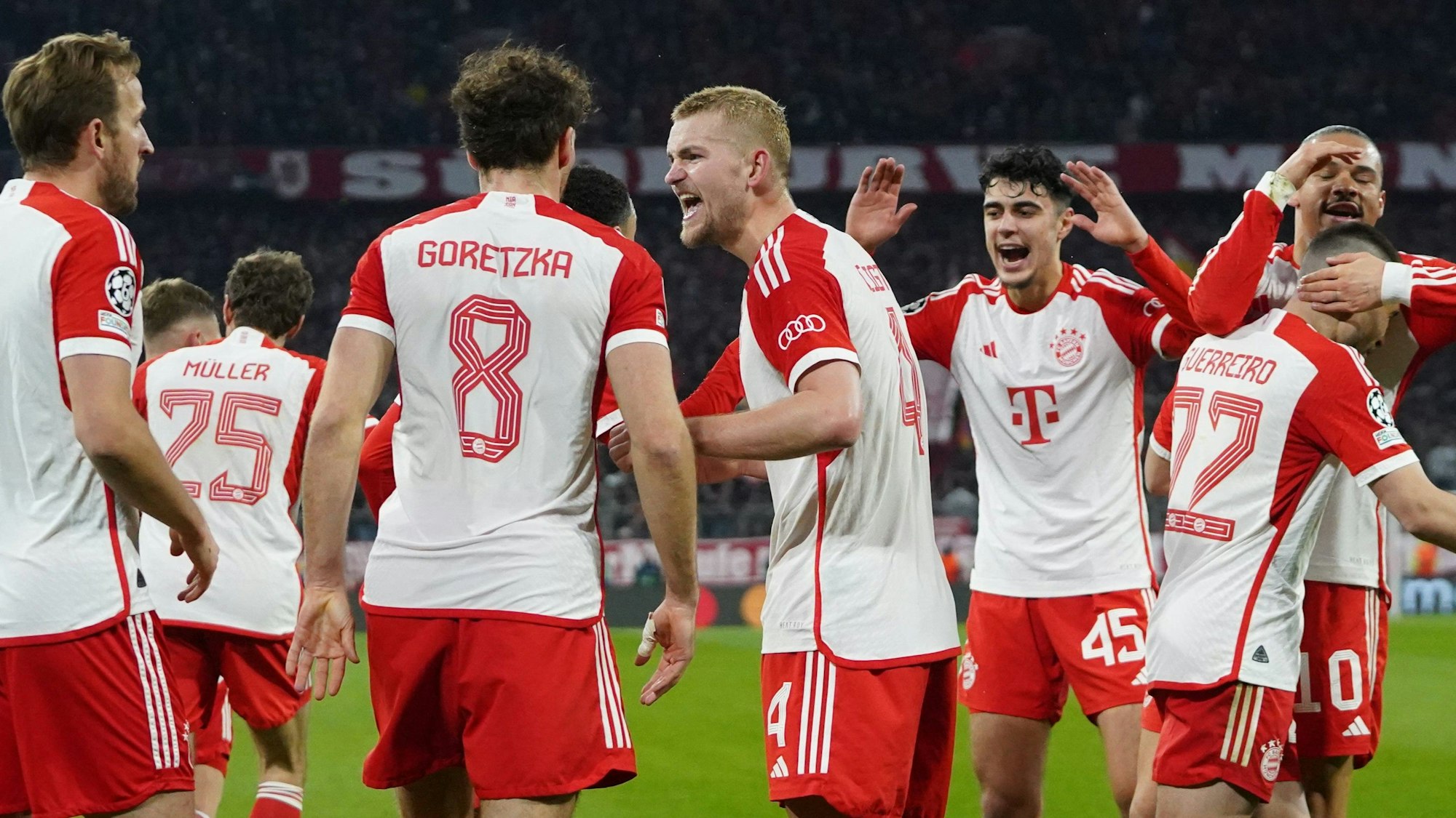 Die Stars des FC Bayern jubeln beim 3:0-Sieg in der Champions League gegen Lazio Rom.