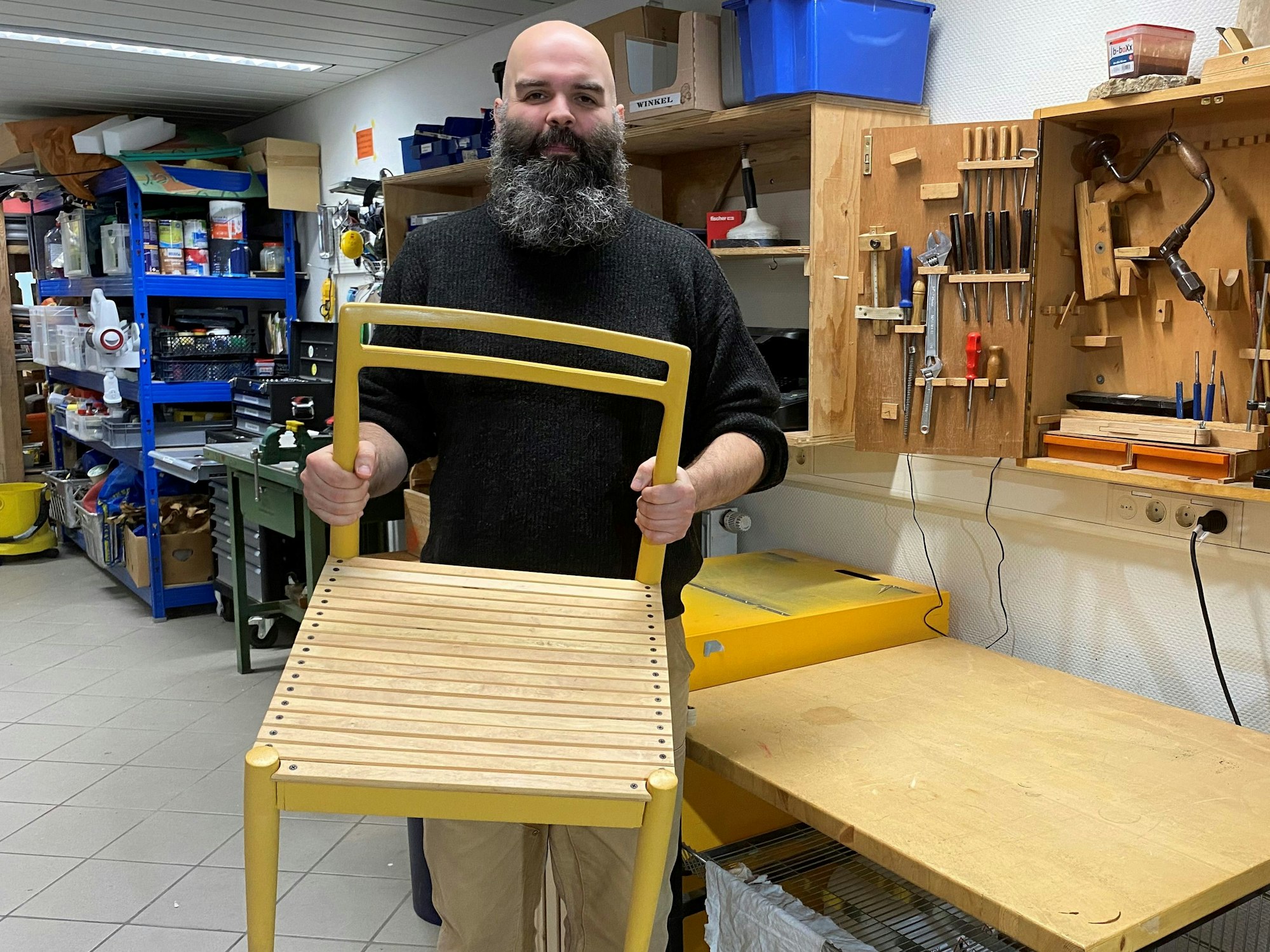 Felix Dietz leitet das Reparaturzentrum Ehrenwerk für Möbel und Upcycling in Köln