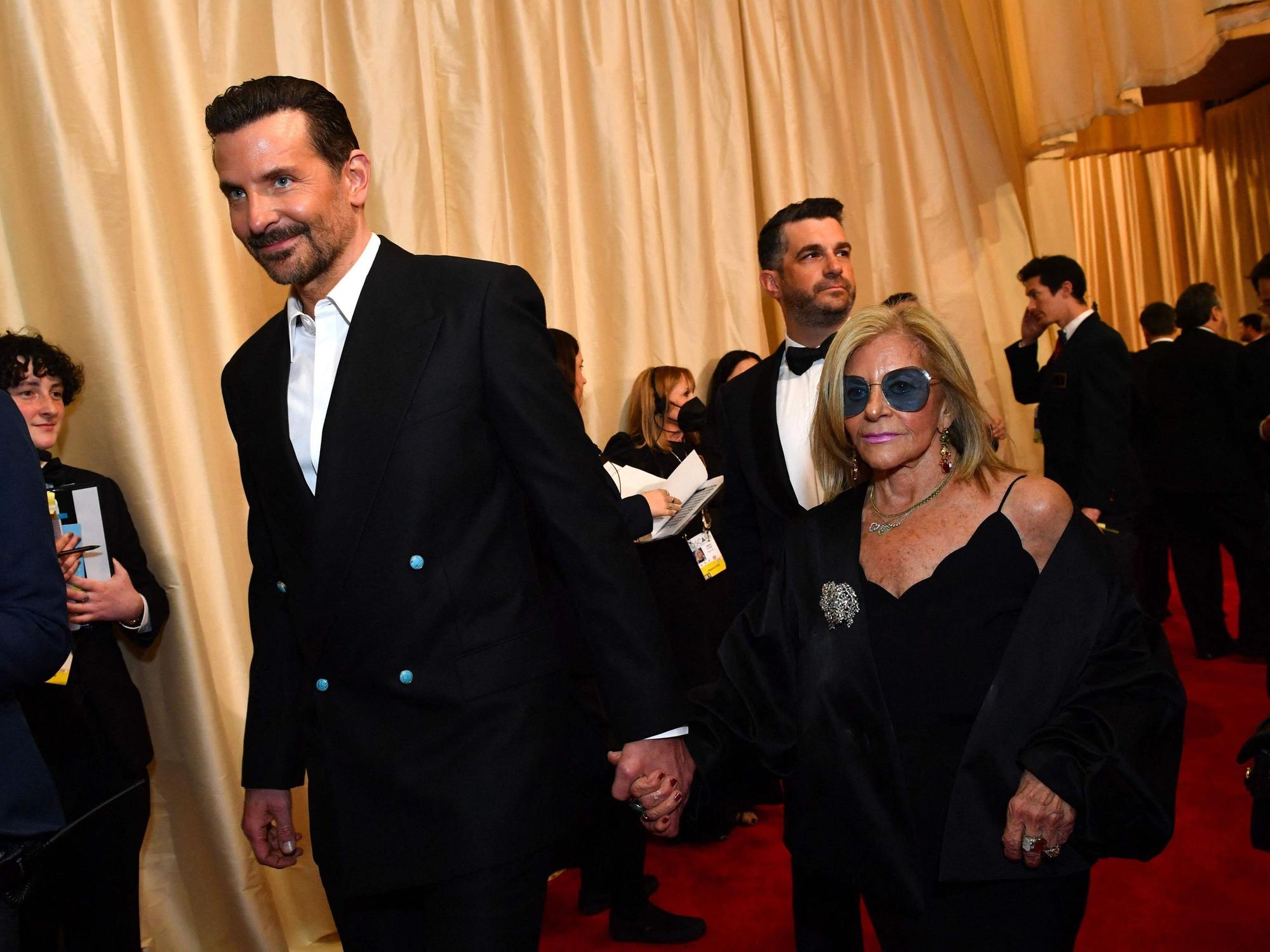 Bradley Cooper ging Hand in Hand mit einer ganz besonderen Frau über den Roten Teppich bei den Oscars 2024.