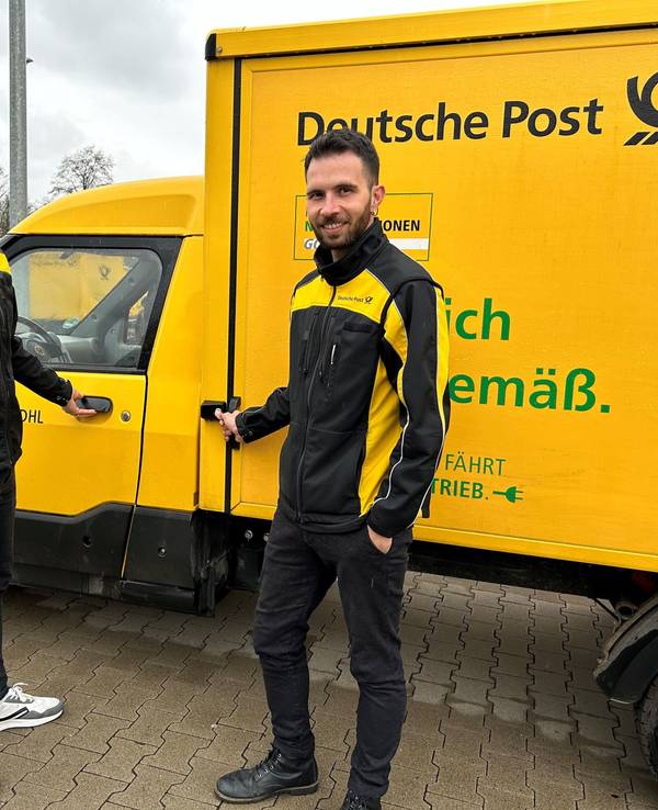 Pasquale und Michele Tibello am Postauto.