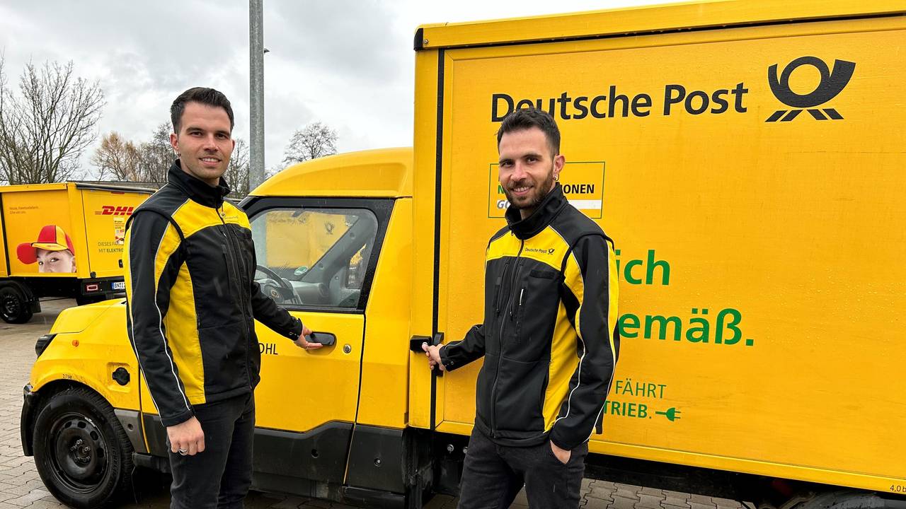 Pasquale und Michele Tibello am Postauto.