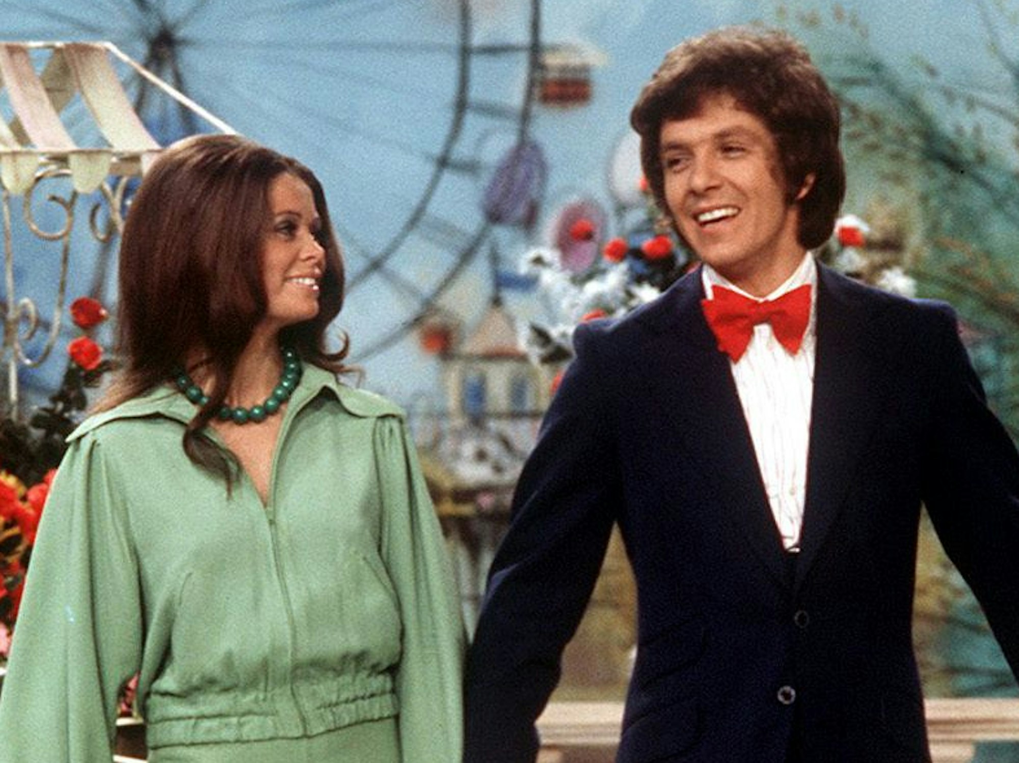 Der deutsche Schlagersänger Michael Schanze und seine norwegische Kollegin Wencke Myhre bei einem gemeinsamen Auftritt während der Dreharbeiten zu der TV-Sendung «Die Welt des Robert Stolz» 1973