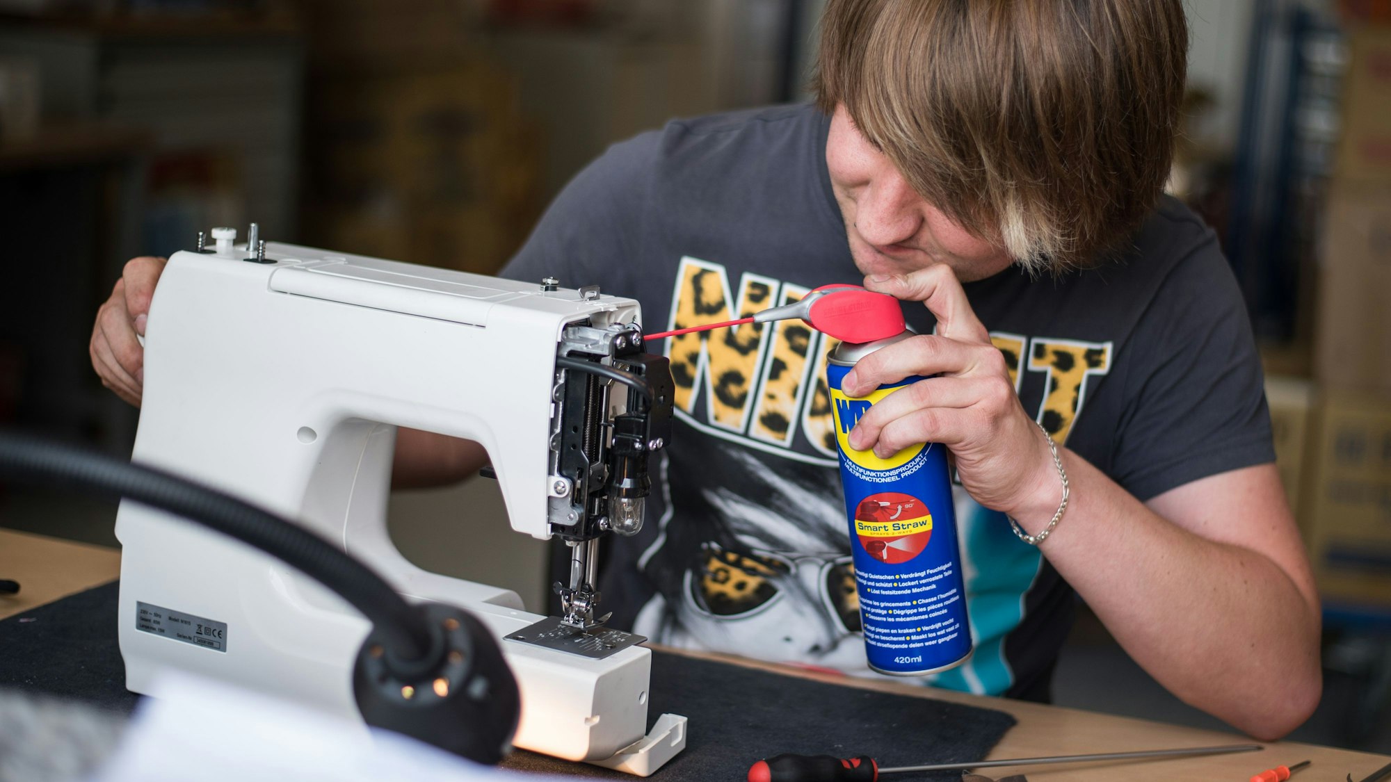 Robin repariert 2015 eine Nähmaschine.