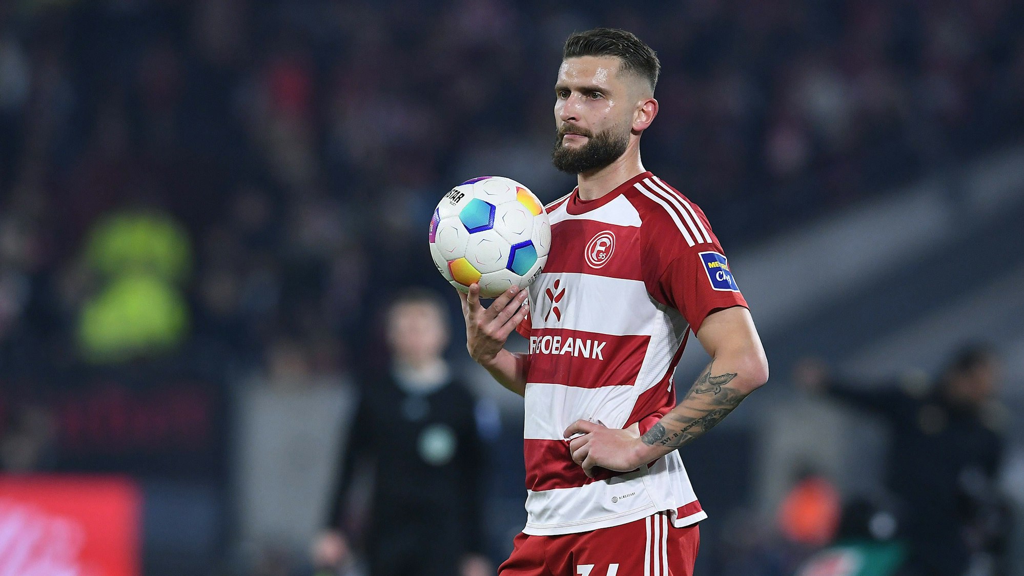 Fortuna Düsseldorfs Linksverteidiger Nicolas Gavory steht im Spiel gegen den Hamburger SV zum Einwurf bereit.