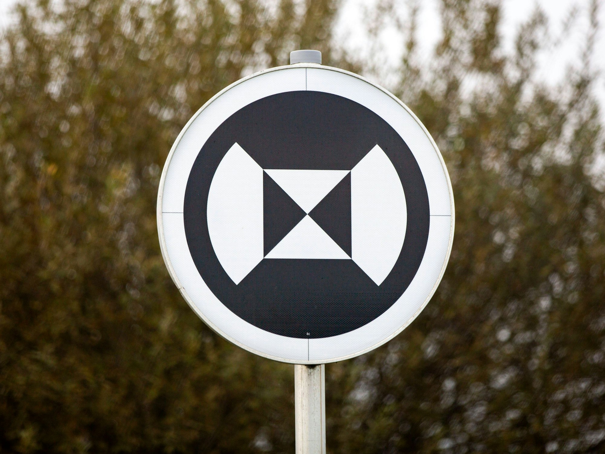 Das in schwarz-weiß gehaltene Verkehrszeichen für autonomes Fahren zur Nutzung für automatisiertes und vernetztes Fahren steht im digitalen Testfeld in Südbayern