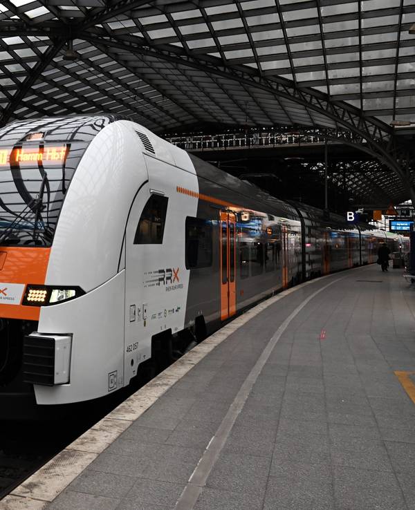 Ein RRX-Zug (Rhein-Ruhr-Express) im Februar 2022 im Kölner Hauptbahnhof.