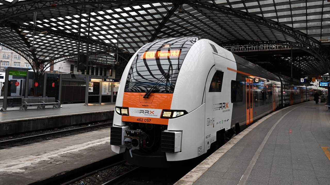 Ein RRX-Zug (Rhein-Ruhr-Express) im Februar 2022 im Kölner Hauptbahnhof.