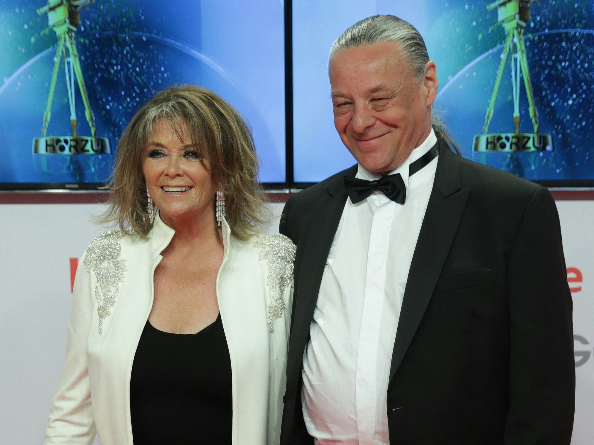 Sängerin Wencke Myhre und ihr Lebensgefährte Anders Elias kommen 2015 zur Verleihung der Goldenen Kamera