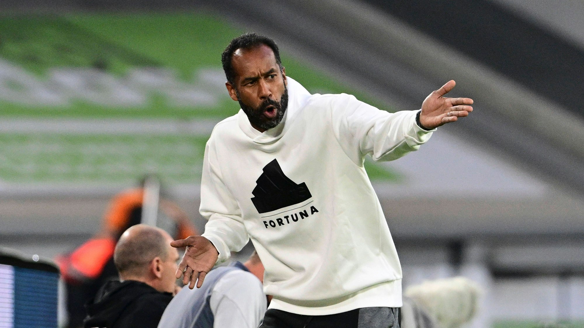 Fortuna Düsseldorfs Trainer Daniel Thioune gestikuliert während des Heimspiels gegen den VfL Osnabrück an der Seitenlinie.