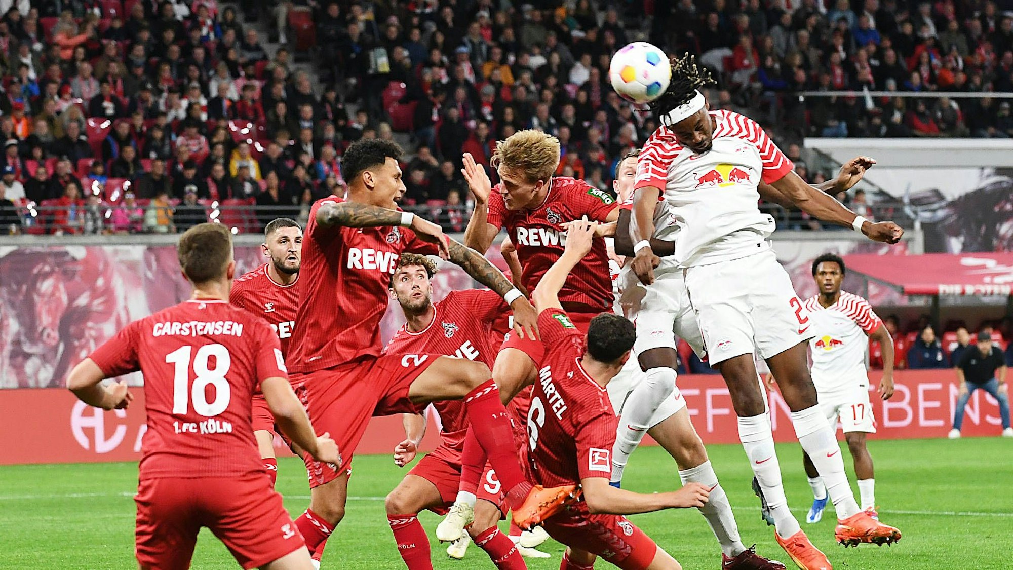 Leipzigs Mohamed Simakan gegen Kölns Davie Selke und Timo Hübers.