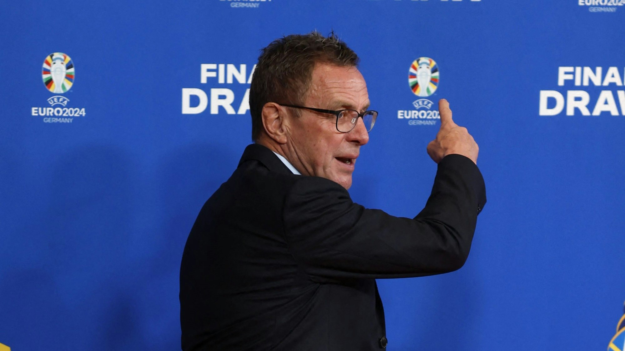 Ralf Rangnick geht bei der Auslosung für die EM 2024, bei der er mit Österreich an den Start geht, über den roten Teppich.
