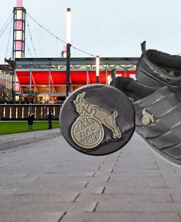 1. FC KÖLN Pantoffel mit FC Logo Pin und dem Rhein Energie Stadion im Hintergrund