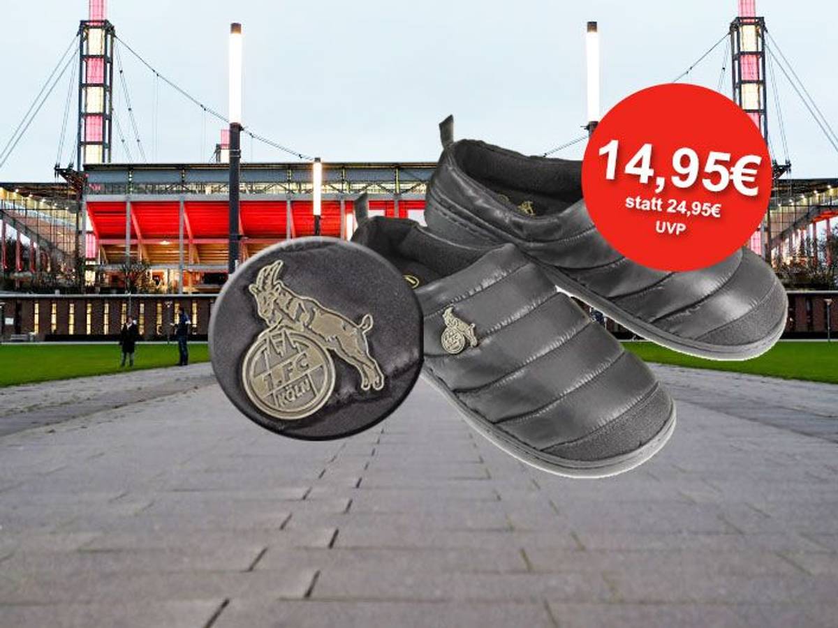1. FC KÖLN Pantoffel mit FC Logo Pin und dem Rhein Energie Stadion im Hintergrund