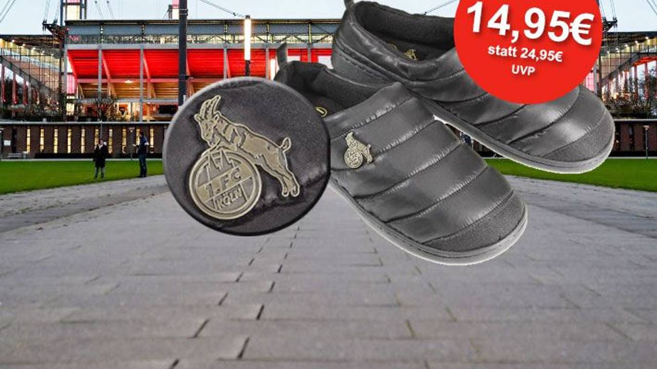 1. FC KÖLN Pantoffel mit FC Logo Pin und dem Rhein Energie Stadion im Hintergrund