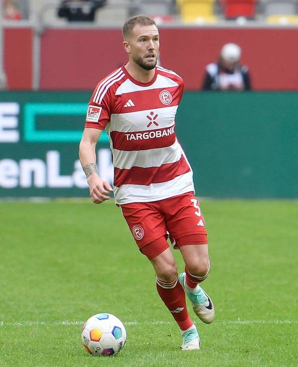 Andre Hoffmann läuft mit dem Ball über den Platz.