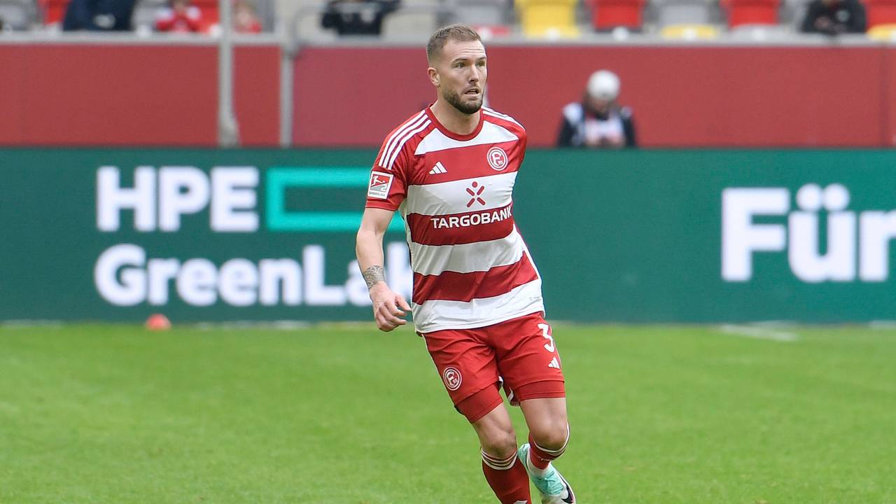 Andre Hoffmann läuft mit dem Ball über den Platz.