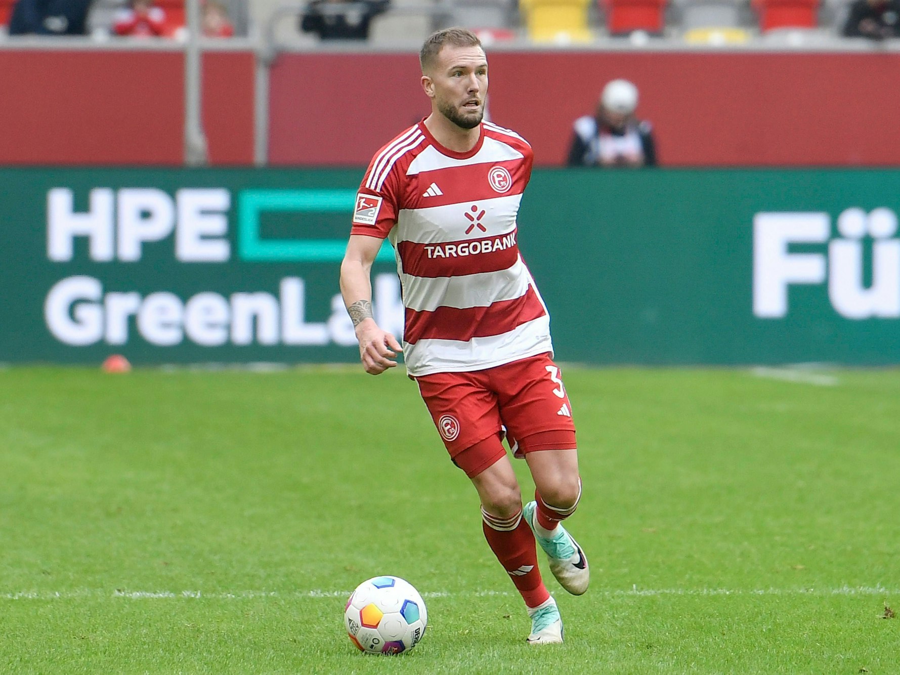 Andre Hoffmann läuft mit dem Ball über den Platz.