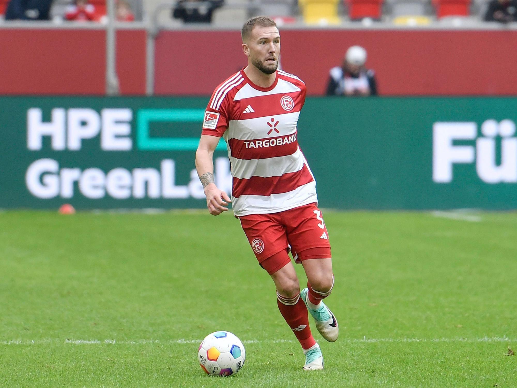 Andre Hoffmann läuft mit dem Ball über den Platz.