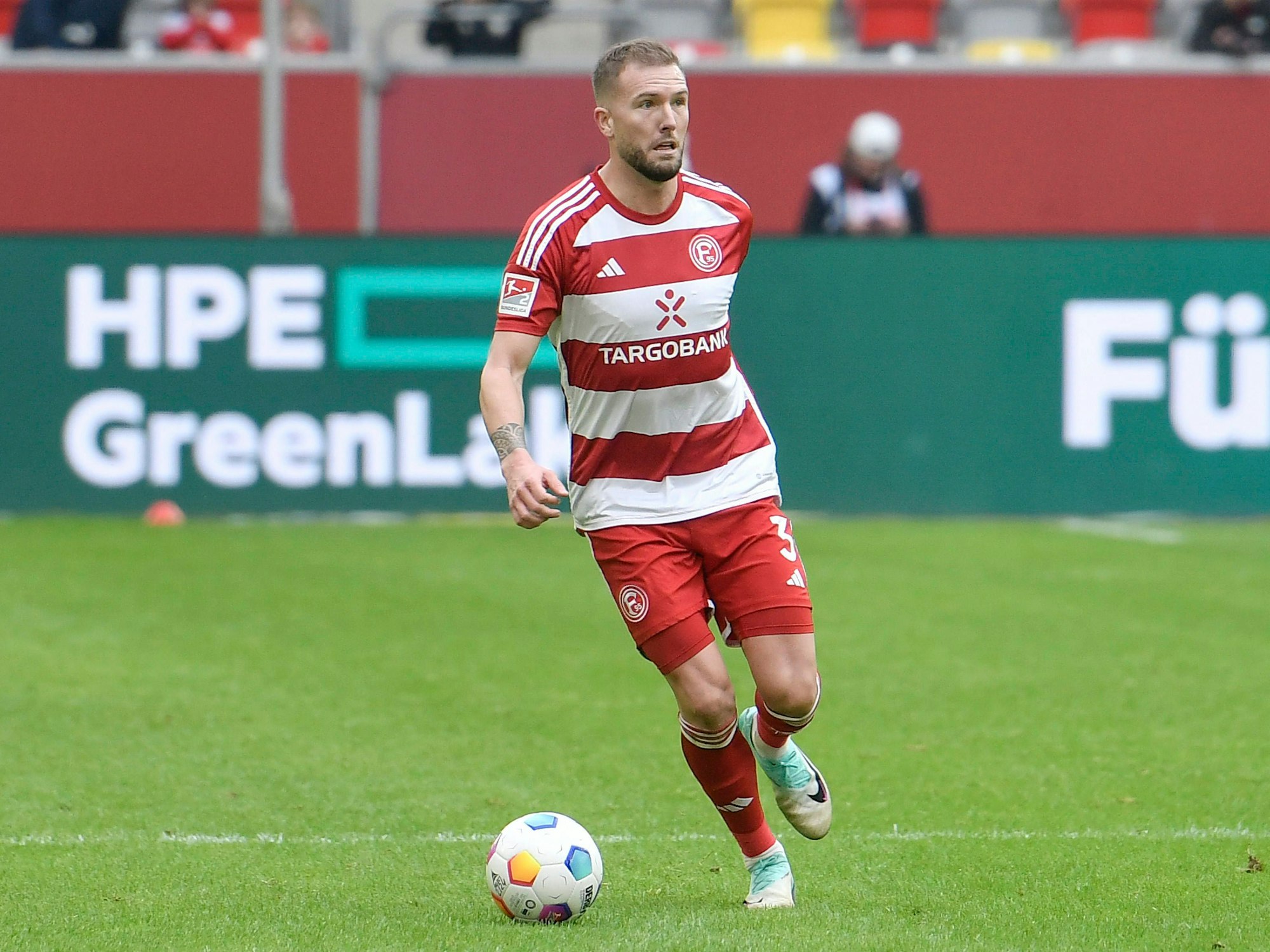Andre Hoffmann läuft mit dem Ball über den Platz.