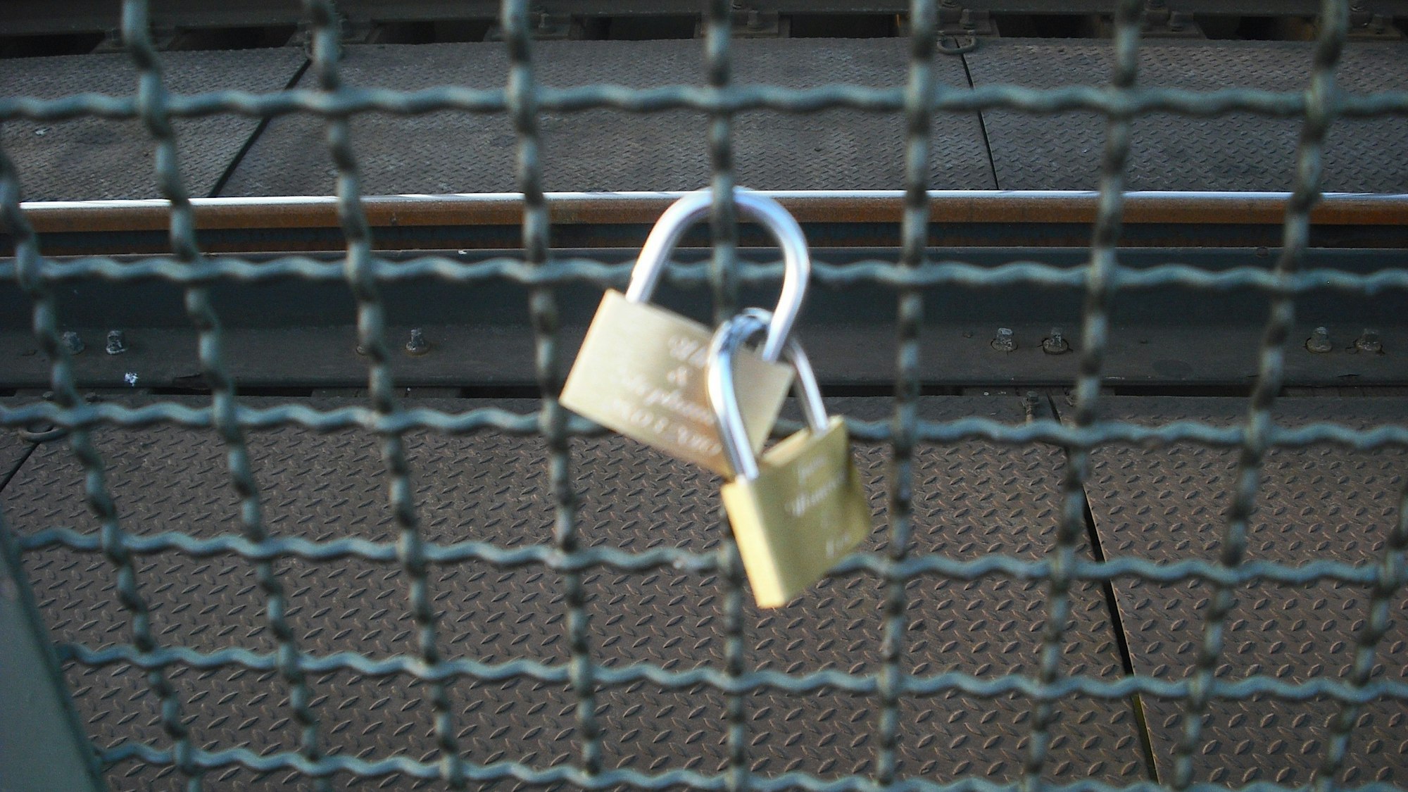 Das Foto zeigt zwei Liebesschlösser an der Kölner Hohenzollernbrücke.
