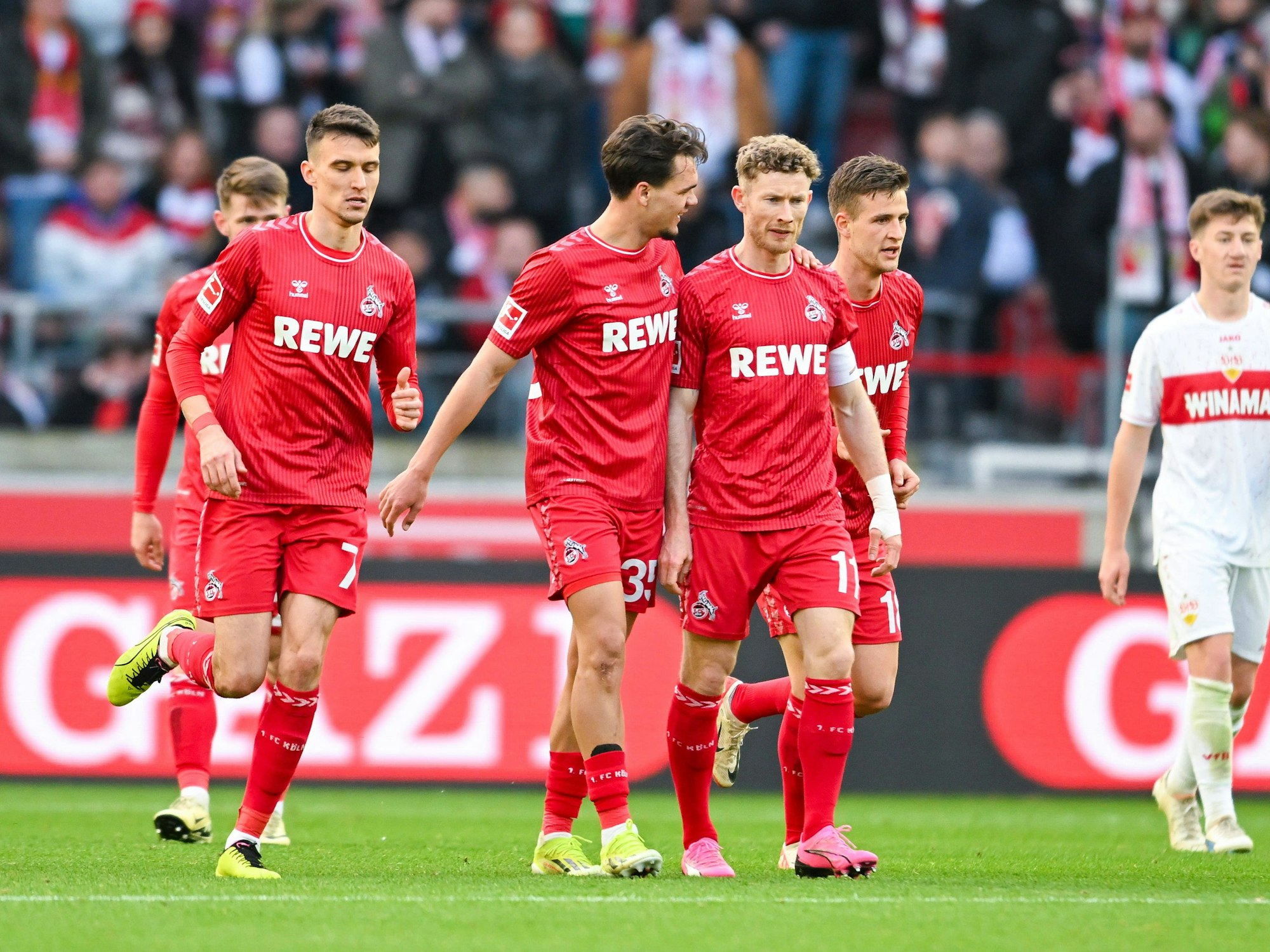 Max Finkgräfe jubelt mit Florian Kainz, daneben läuft Dejan Ljubicic.