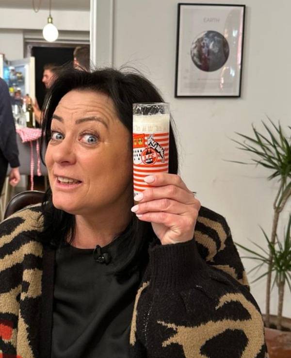 „Das perfekte Dinner“-Kandidatin Sylvia Grunert, hier auf einer privaten Aufnahme mit einem Glas Kölsch in der Hand.
