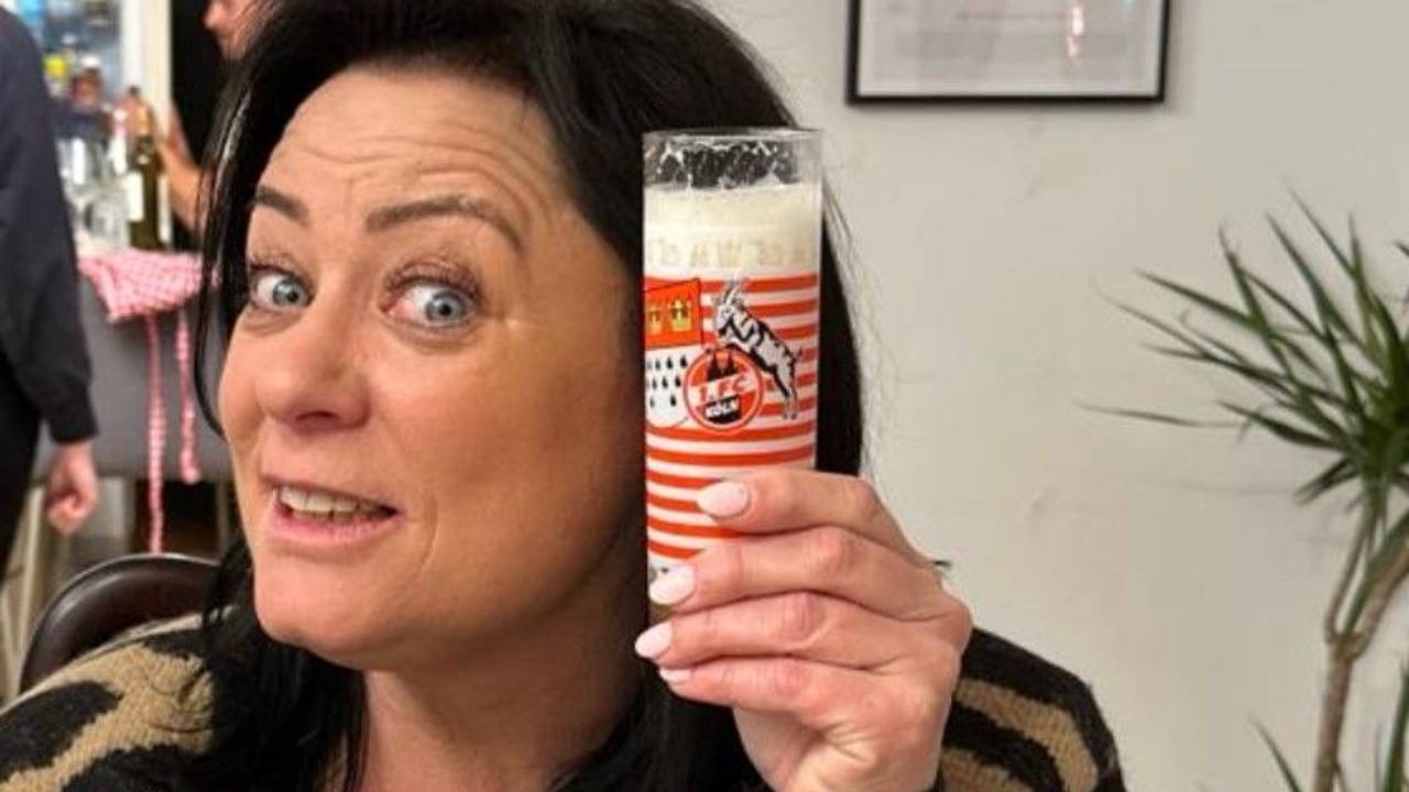 „Das perfekte Dinner“-Kandidatin Sylvia Grunert, hier auf einer privaten Aufnahme mit einem Glas Kölsch in der Hand.