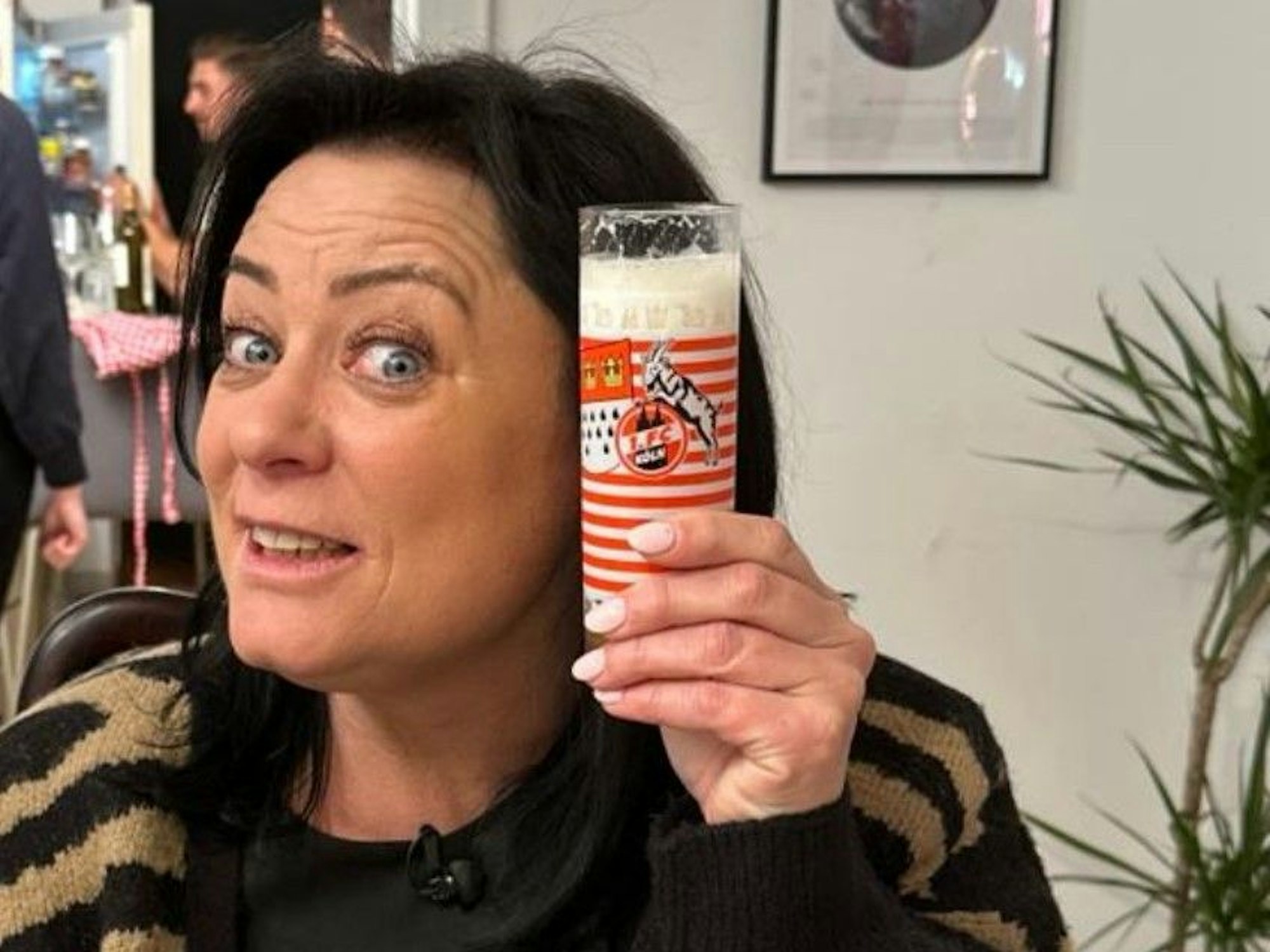 „Das perfekte Dinner“-Kandidatin Sylvia Grunert, hier auf einer privaten Aufnahme mit einem Glas Kölsch in der Hand.