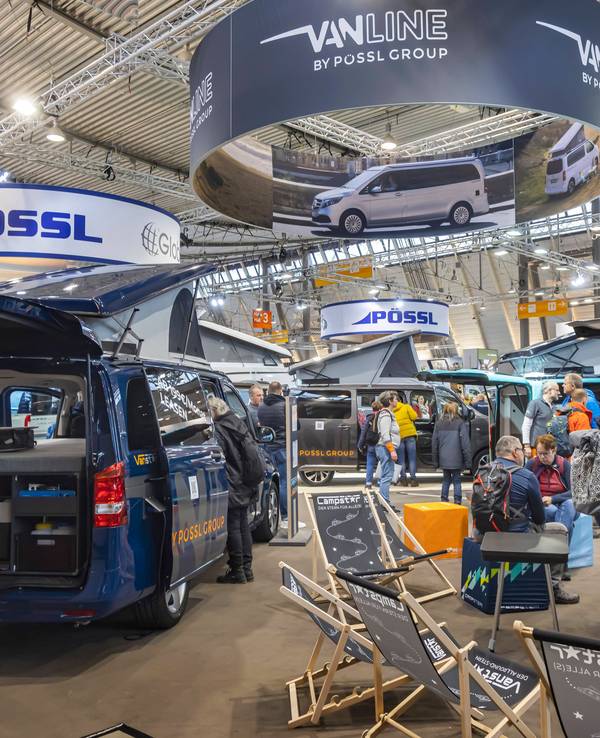 Menschen auf der Reisemesse in Stuttgart.