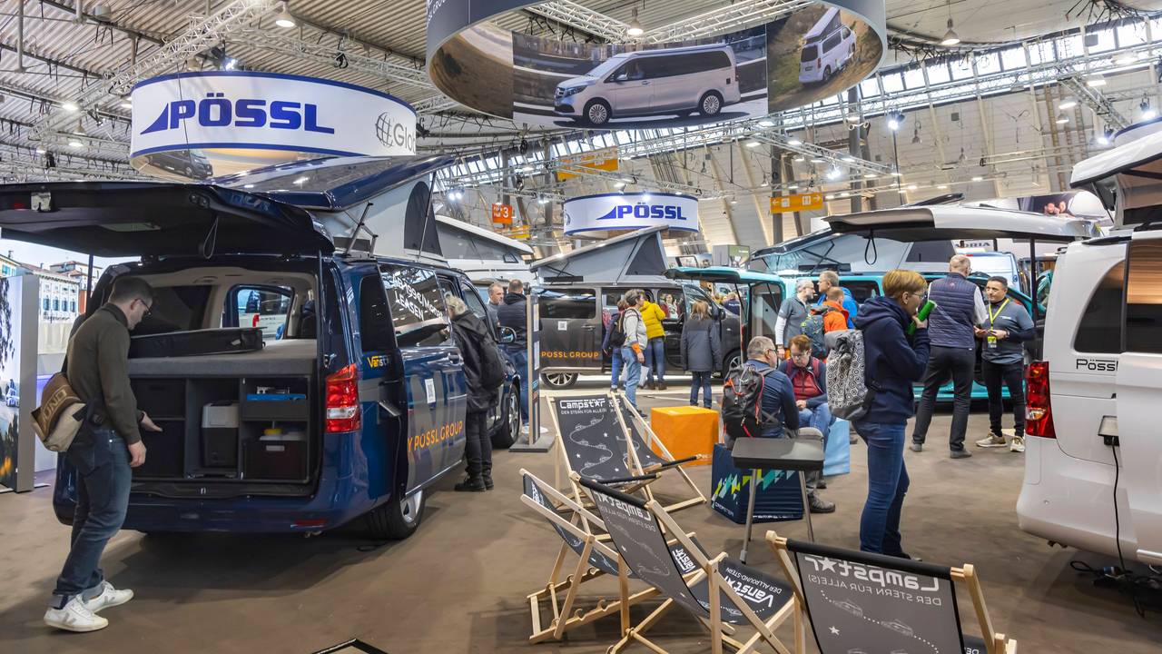 Menschen auf der Reisemesse in Stuttgart.