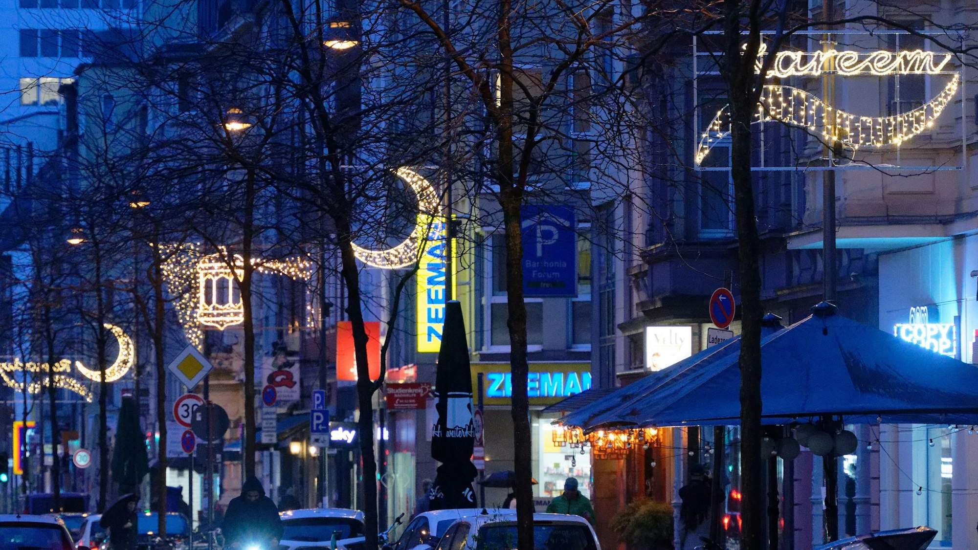 Die Ramadan-Beleuchtung auf der Venloer Straße in Köln-Ehrenfeld.