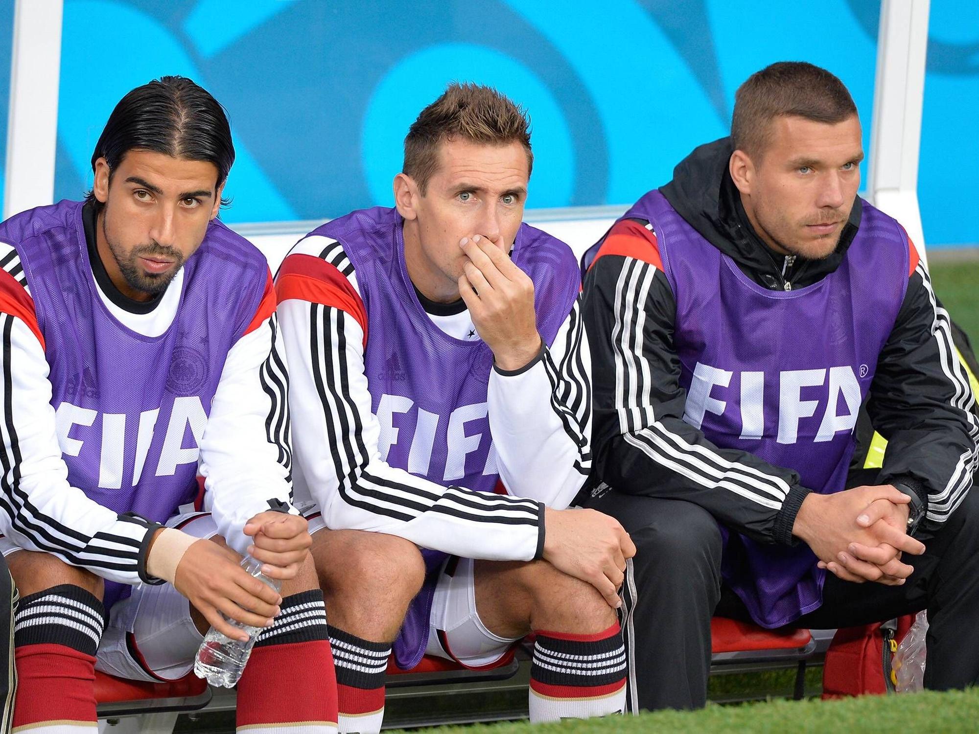 Miroslav Klose bei der WM 2014 auf der Ersatzbank zwischen Sami Khedira (links) und Lukas Podolski.