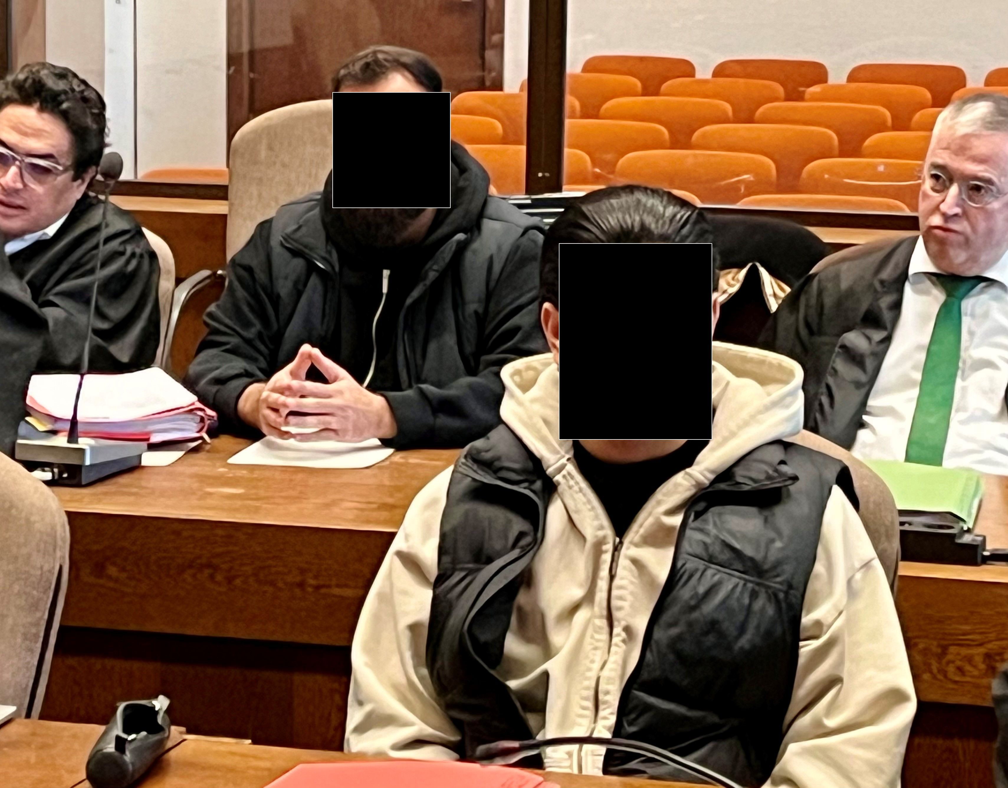 Zwei junge Männer sitzen hintereinander auf der Anklagebank.