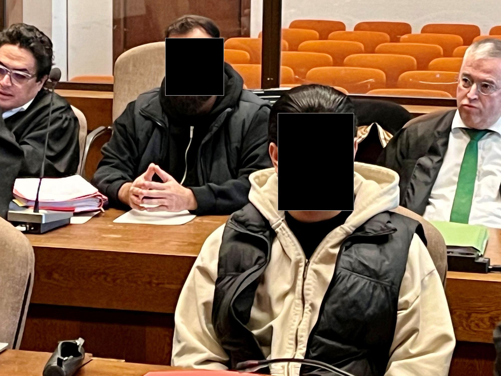 Zwei junge Männer sitzen hintereinander auf der Anklagebank.