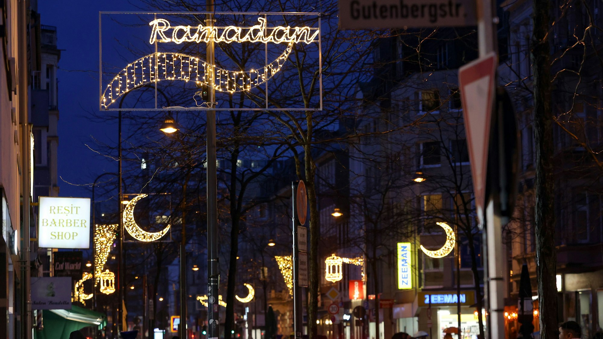 Die Ramadan-Beleuchtung auf der Venloer Straße in Köln.