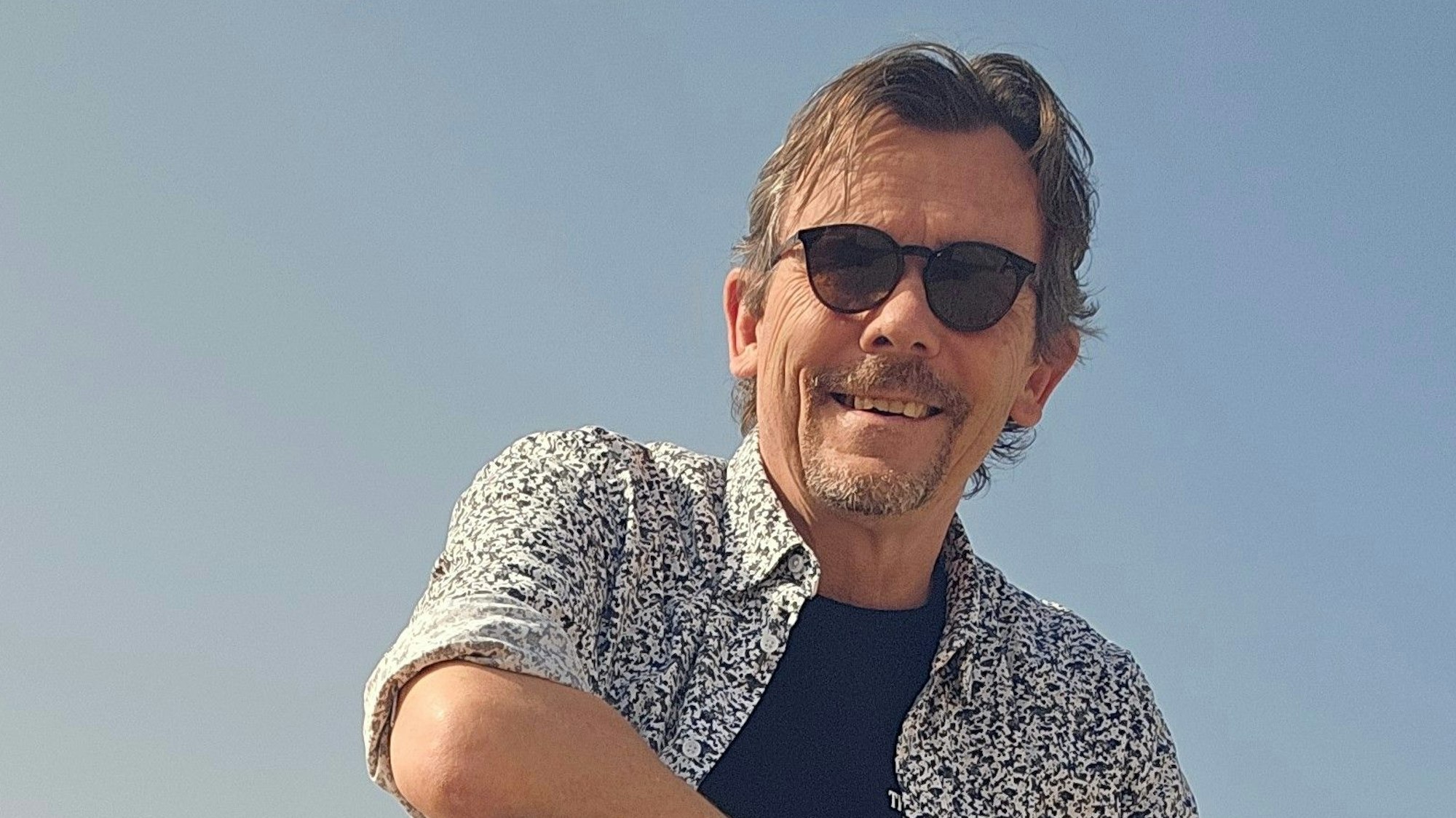 Der Kölner Arnd Herrmann lebt seit zehn Jahren in den Vereinten Arabischen Emiraten. Auf dem Foto lacht er in die Kamera.