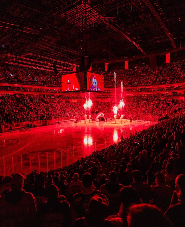 Die Kölner Spieler kommen in die ausverkaufte Arena.