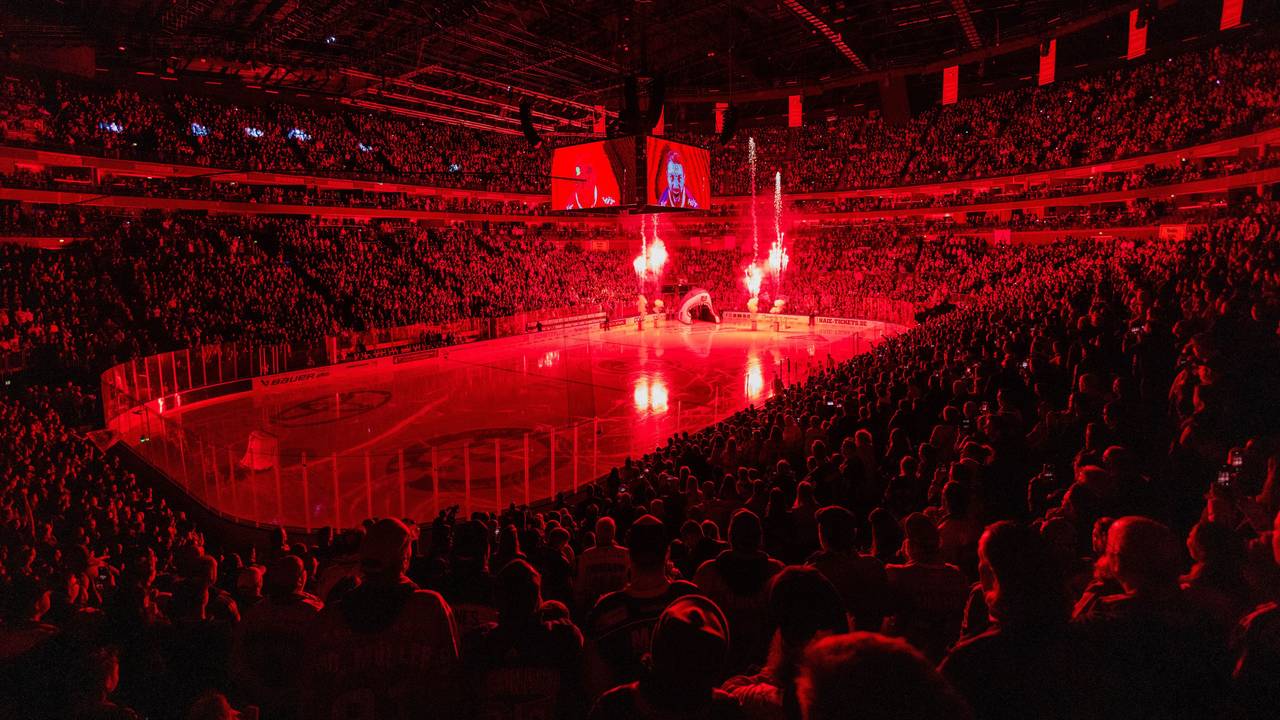 Die Kölner Spieler kommen in die ausverkaufte Arena.
