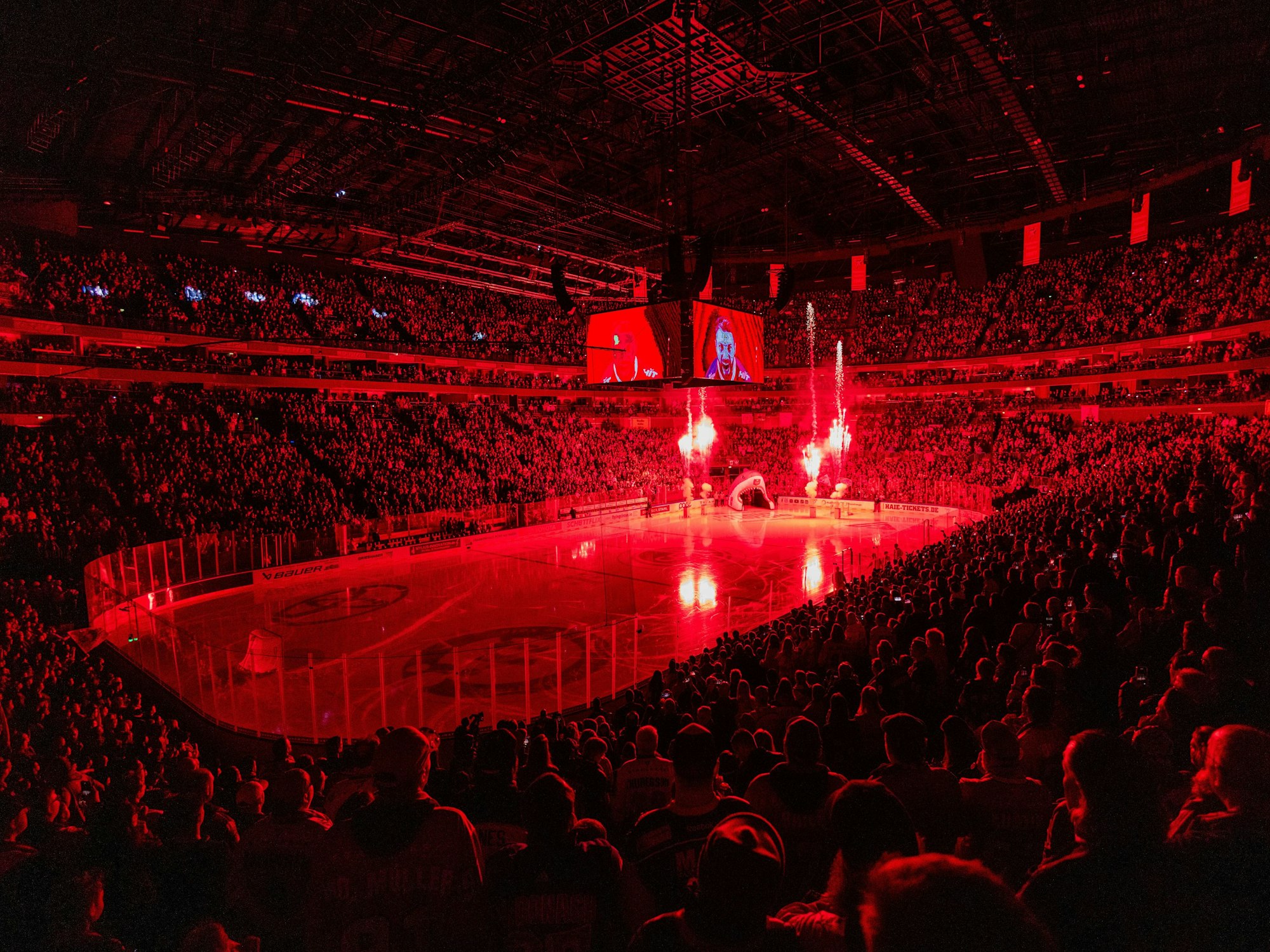 Die Kölner Spieler kommen in die ausverkaufte Arena.