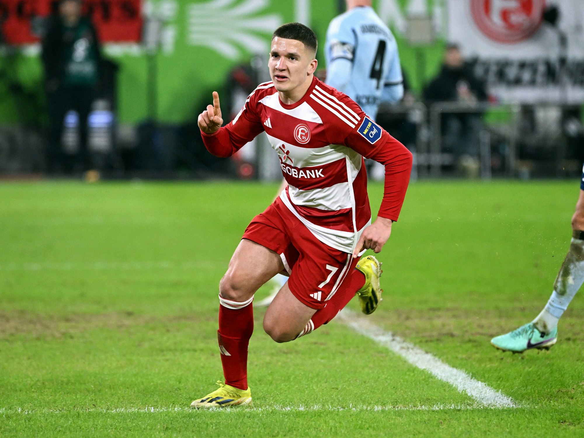 Christos Tzolis rennt jubelnd über den Platz.