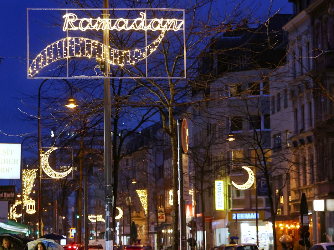 Die Ramadan-Beleuchtung auf der Venloer Straße in Köln.