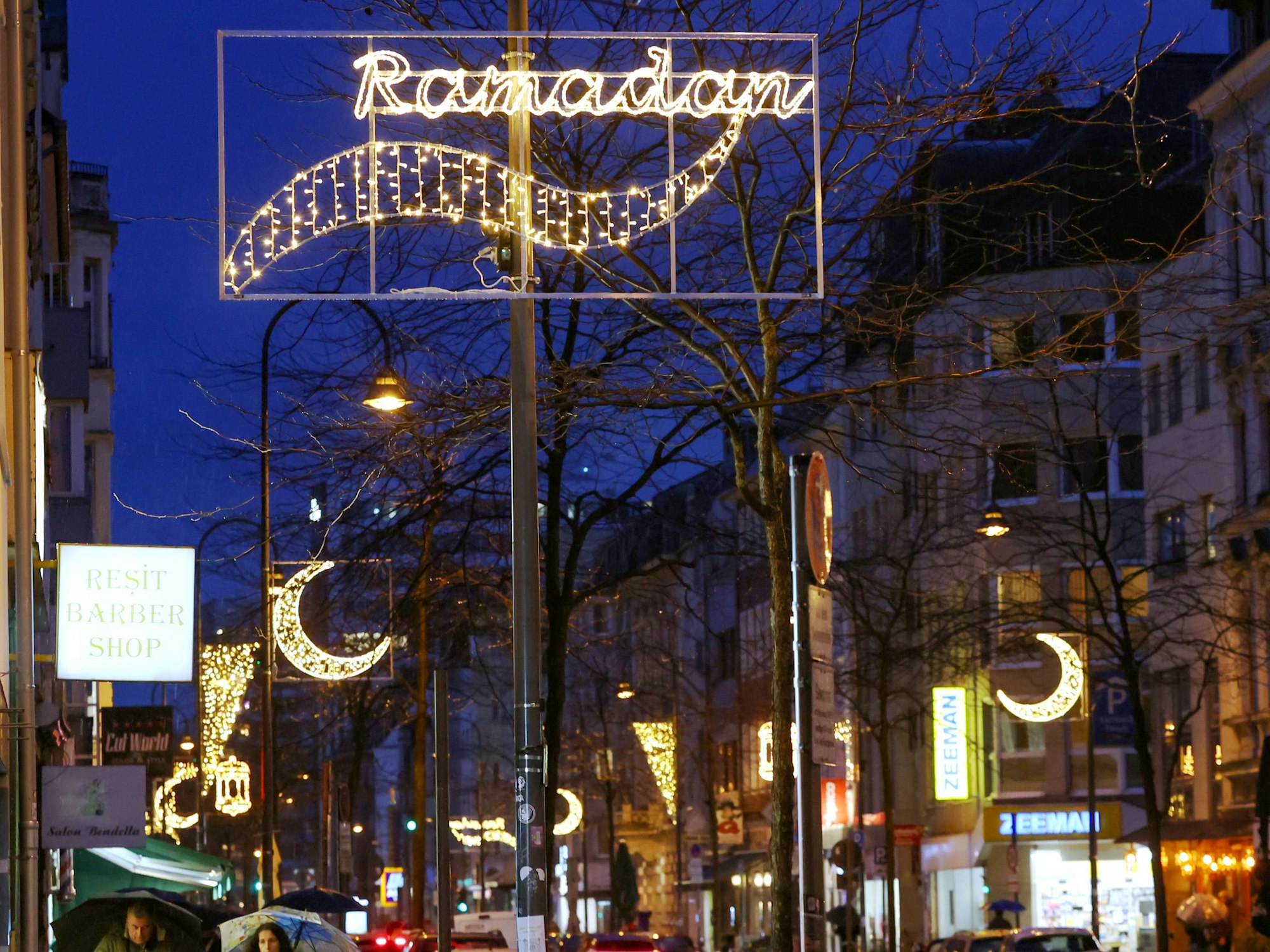 Die Ramadan-Beleuchtung auf der Venloer Straße in Köln-Ehrenfeld